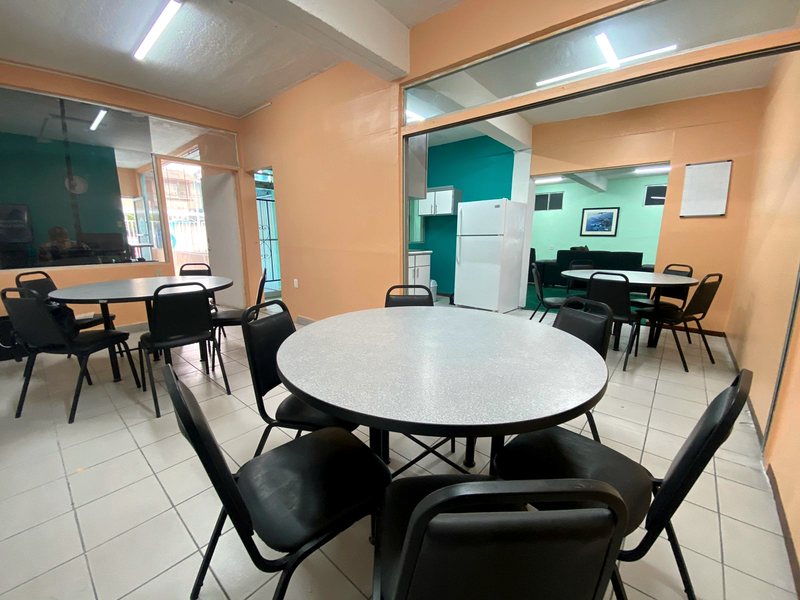 Comedor con mesas para acompañarse — Serenity For Elderly Care