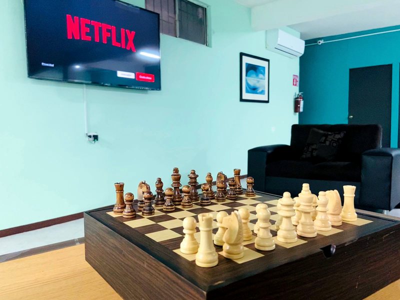 Área de estar: televisión y juegos de mesa — Serenity For Elderly Care
