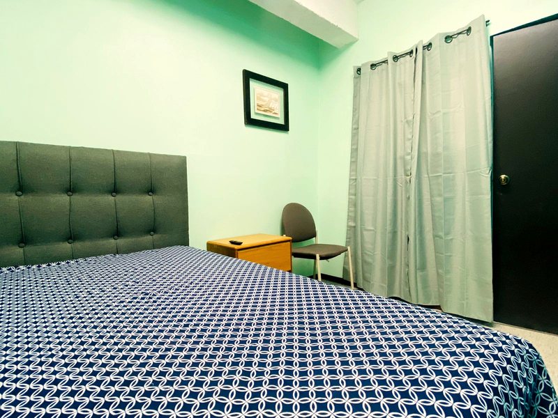Habitación con cama, buró y silla para las visitas — Serenity For Elderly Care