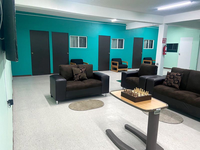 Sala común, con sillones y espacio para caminar — Serenity For Elderly Care