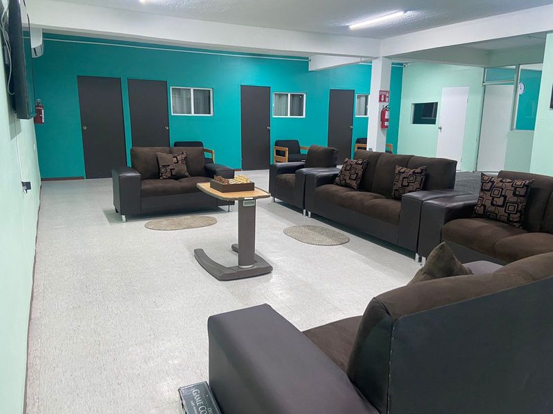Sala común de Serenity con sillones y mesa de ajedrez